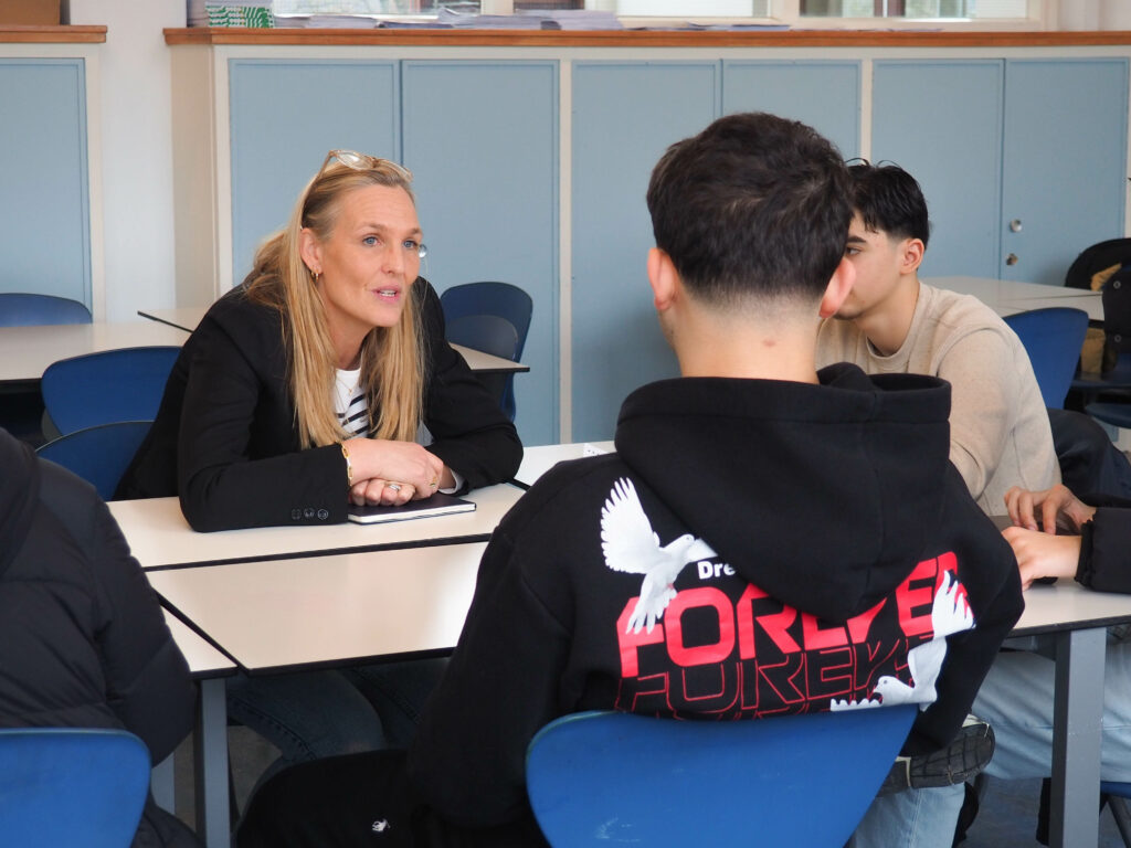 Lorsqu'elle donne cours de français, Jate n'hésite pas à naviguer dans la classe pour accompagner ses élèves dans leurs exercices.